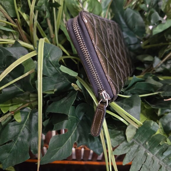 Pristine Condition Chanel Striated Iridescent Patent Leather Zippy Wallet - Picture 5 of 11